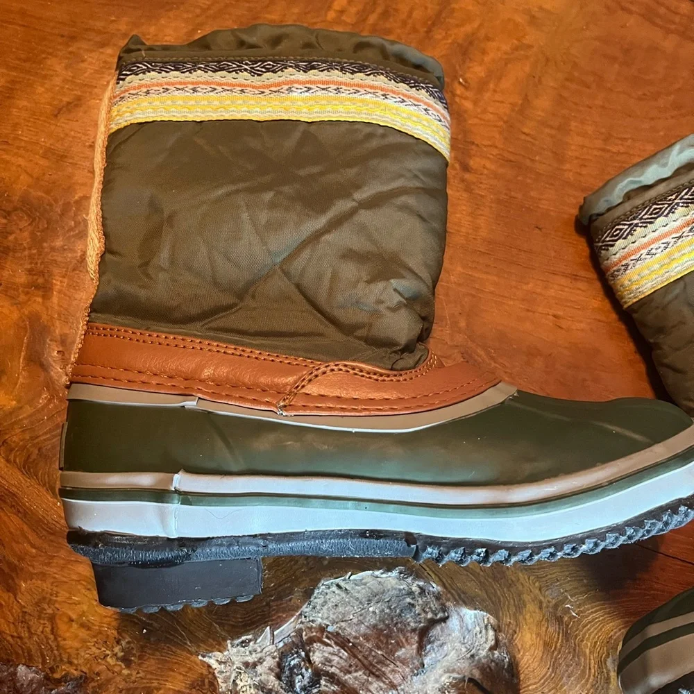 The Sak Daley Duck Boots Women’s Size 6 Green Woven Trim Waterproof Snow Boots